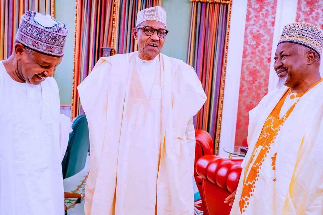 Shugaba Buhari tare da Atiku Bagudu da Badaru. Shugaba Buhari tare da Atiku Bagudu da Badaru.