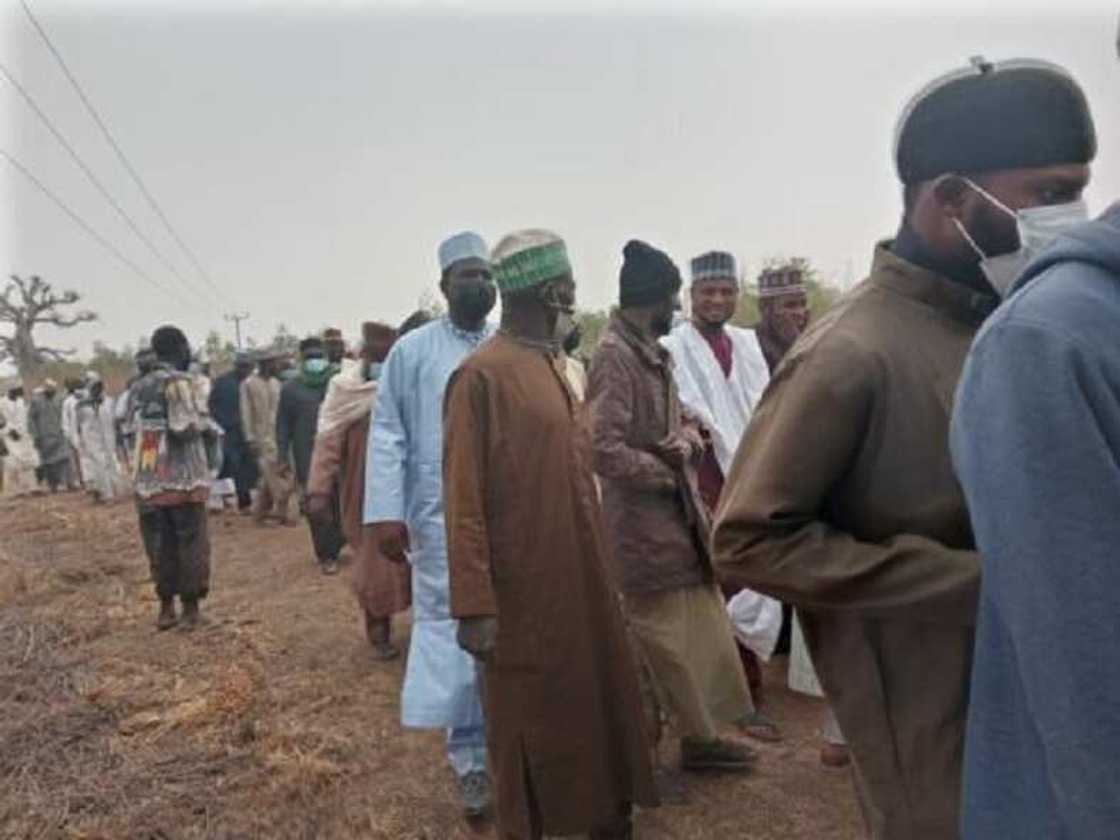 Hotunan birne Marigayi Bashir Tofa da aka yi a Kano bayan jana'izarsa Hotunan birne Marigayi Bashir Tofa da aka yi a Kano bayan jana'izarsa