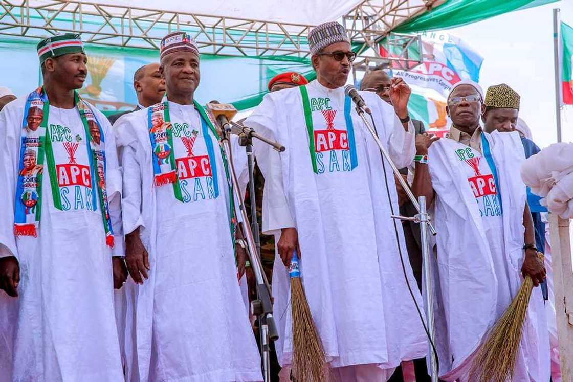 Labarin hotunan yadda Sakkwatawa Shehu suka tarbi Buhari a filin Giginya Labarin hotunan yadda Sakkwatawa Shehu suka tarbi Buhari a filin Giginya