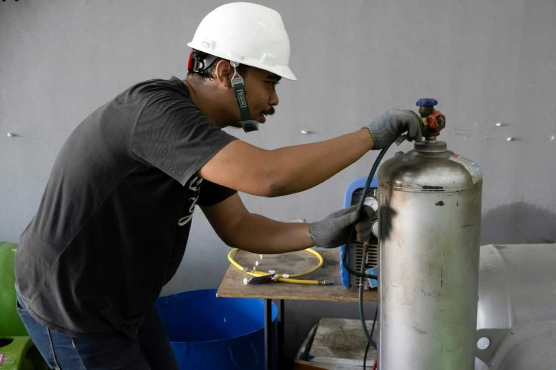 Technicians get 50,000 rupiah ($3) per kilogram of recovered refrigerant Technicians get 50,000 rupiah ($3) per kilogram of recovered refrigerant