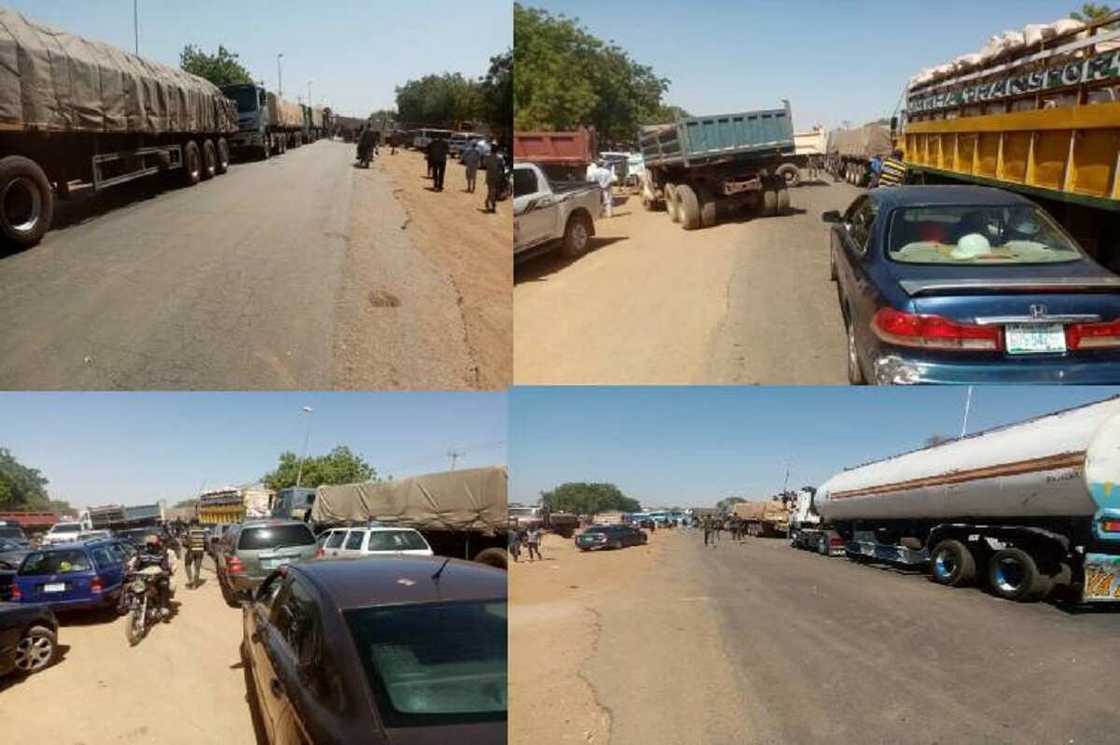 Hotunan direbobin tifa suna toshe babbar hanyar Gusau zuwa Sokoto, sun sanar da dalili Hotunan direbobin tifa suna toshe babbar hanyar Gusau zuwa Sokoto, sun sanar da dalili