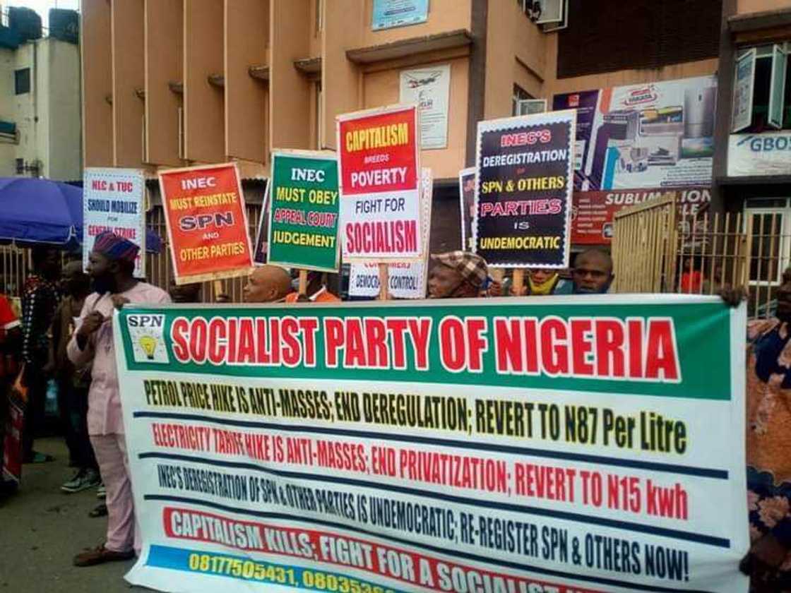 Yanzu; 'Yan sanda sun tarwatsa asu zanga-zanga a kan kara farashin mai, sun kama wasu Yanzu; 'Yan sanda sun tarwatsa asu zanga-zanga a kan kara farashin mai, sun kama wasu