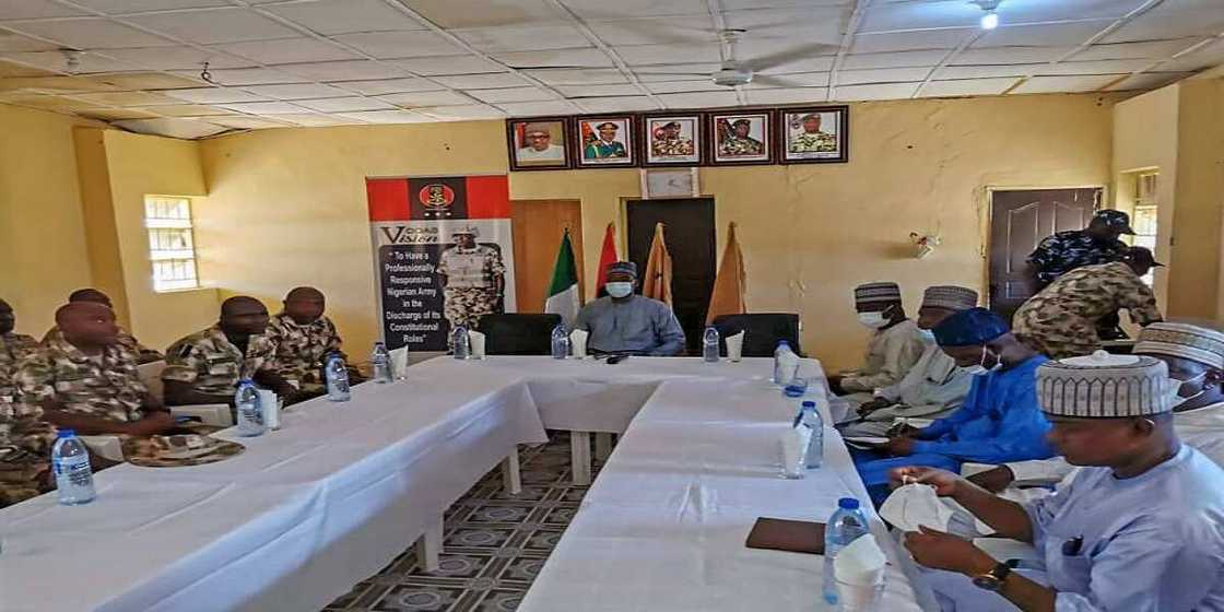 Zulum ya kai ziyara Damasak, ya bai wa gidaje 674 tallafi tare da duba aikin gidaje 1,000 Zulum ya kai ziyara Damasak, ya bai wa gidaje 674 tallafi tare da duba aikin gidaje 1,000