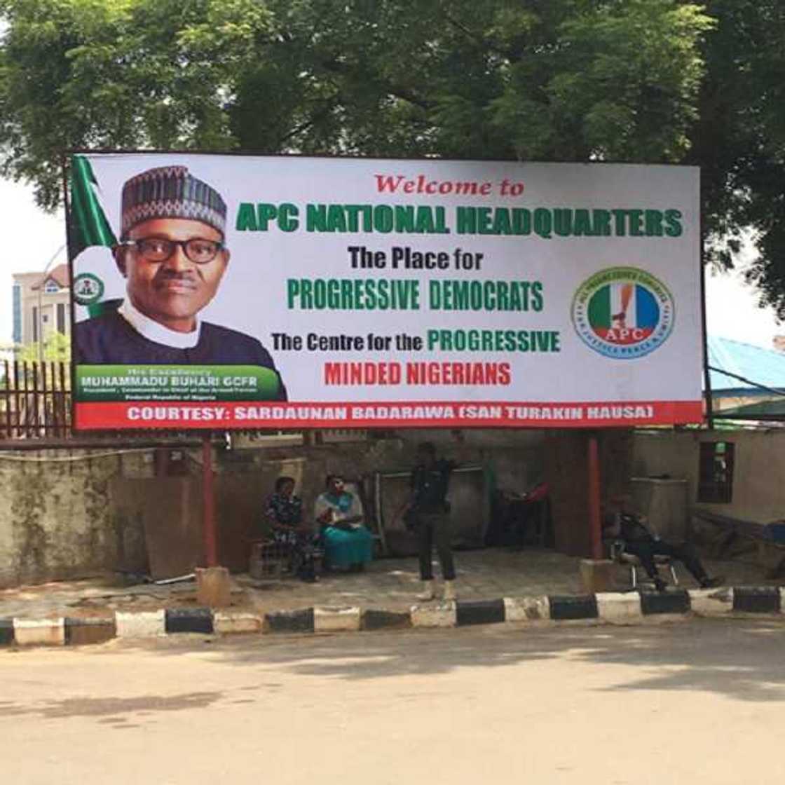 An cire hotunan Adams Oshiomole daga sakatariyar APC An cire hotunan Adams Oshiomole daga sakatariyar APC