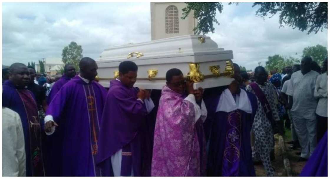 Tears as Catholic priest gruesomely killed, burnt by gunmen is buried Tears as Catholic priest gruesomely killed, burnt by gunmen is buried