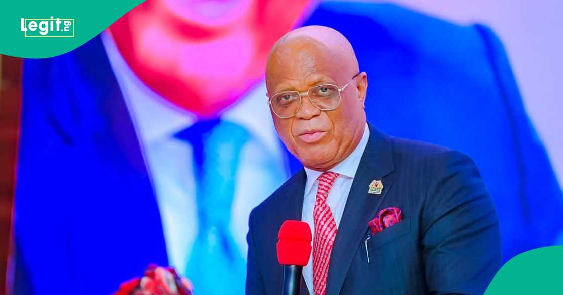 Gwamna Eno ya koma APC. Gwamna Eno ya koma APC.