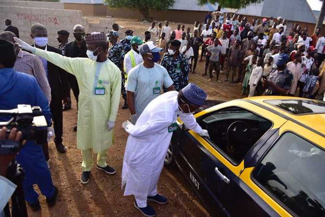 Hotunan yadda El-Rufa'i ya kafa ya tsare a kan iyaka don hana Kanawa shiga Kaduna Hotunan yadda El-Rufa'i ya kafa ya tsare a kan iyaka don hana Kanawa shiga Kaduna