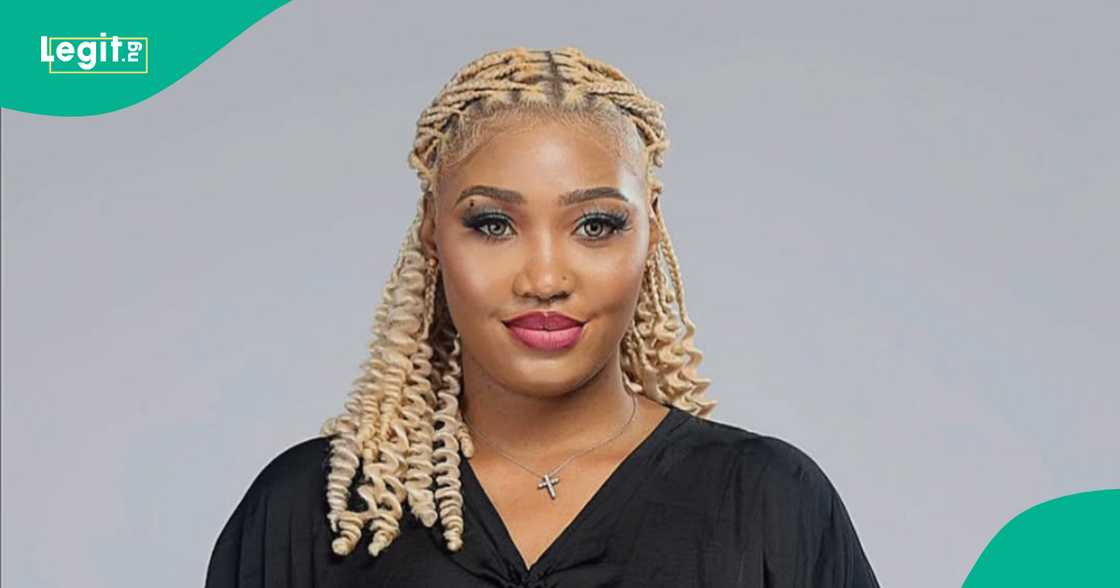 Sultana and Koyin kiss passionately in the bedroom.