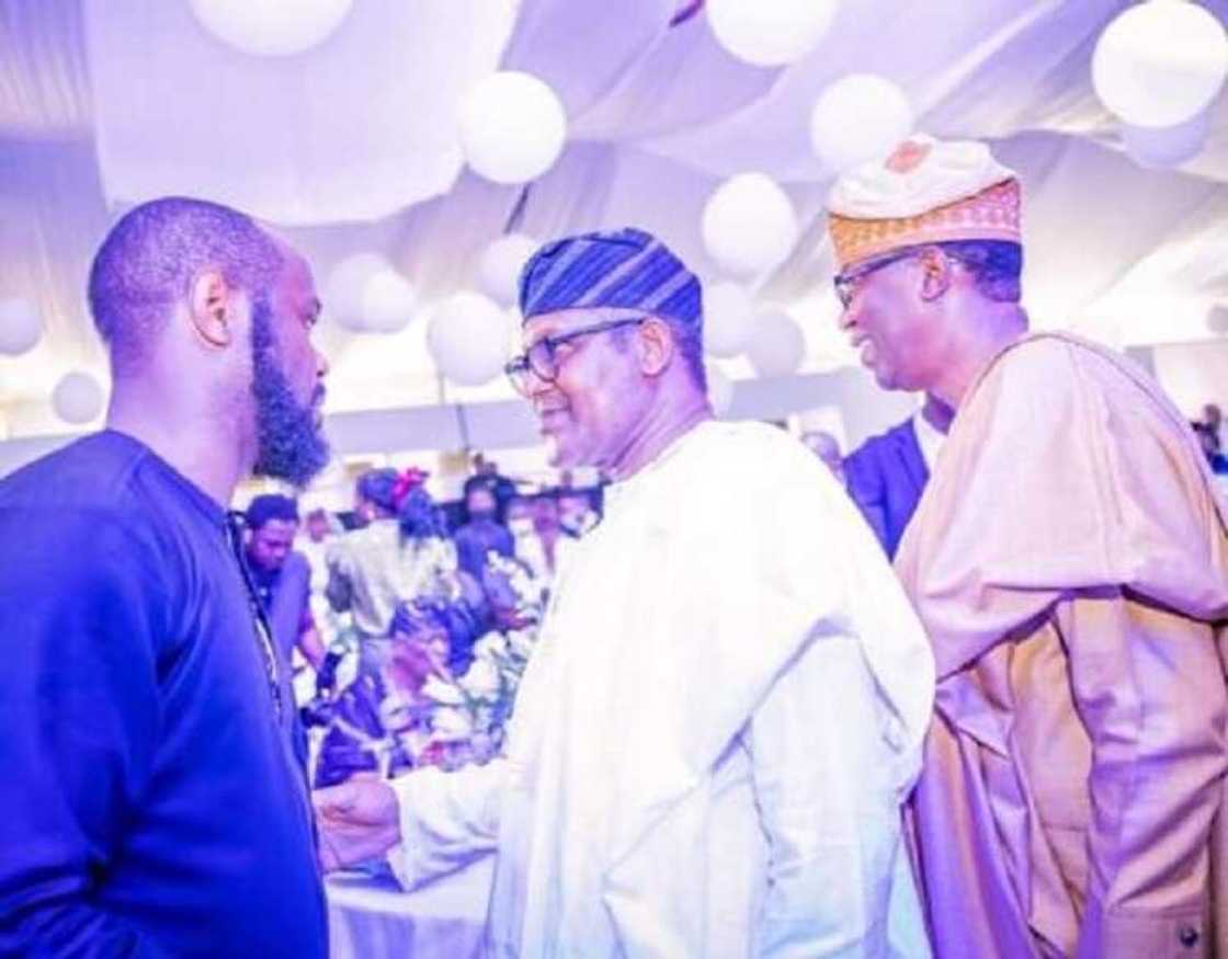 Hotunan Seyi Tinubu yana zantawa da Dangote, Osinbajo da Obasanjo a bazden mahaifiyar Otedola