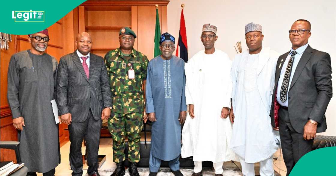 Abin da Tinubu ya fadawa Ribadu da shugabannin tsaro Abin da Tinubu ya fadawa Ribadu da shugabannin tsaro