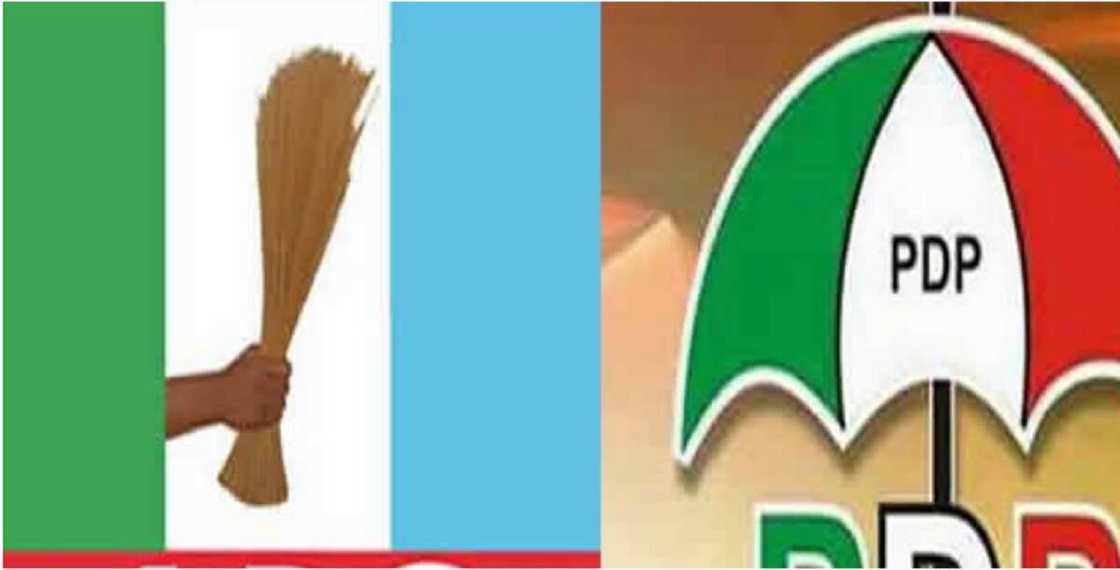 'Yan majalisar jam'iyyar APC biyu sun koma PDP a Bauchi 'Yan majalisar jam'iyyar APC biyu sun koma PDP a Bauchi