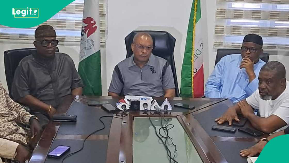 Sanata Samuel Anyanwu. Sanata Samuel Anyanwu.