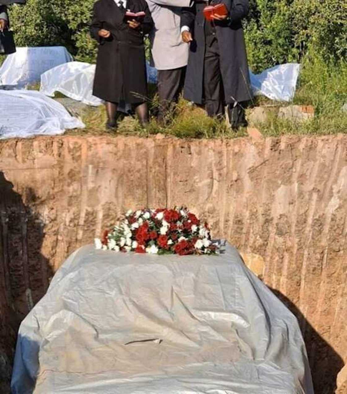 Hotuna: Yadda aka binne wani mutumi da ya mutu a cikin motar da yafi kauna a duniya Hotuna: Yadda aka binne wani mutumi da ya mutu a cikin motar da yafi kauna a duniya