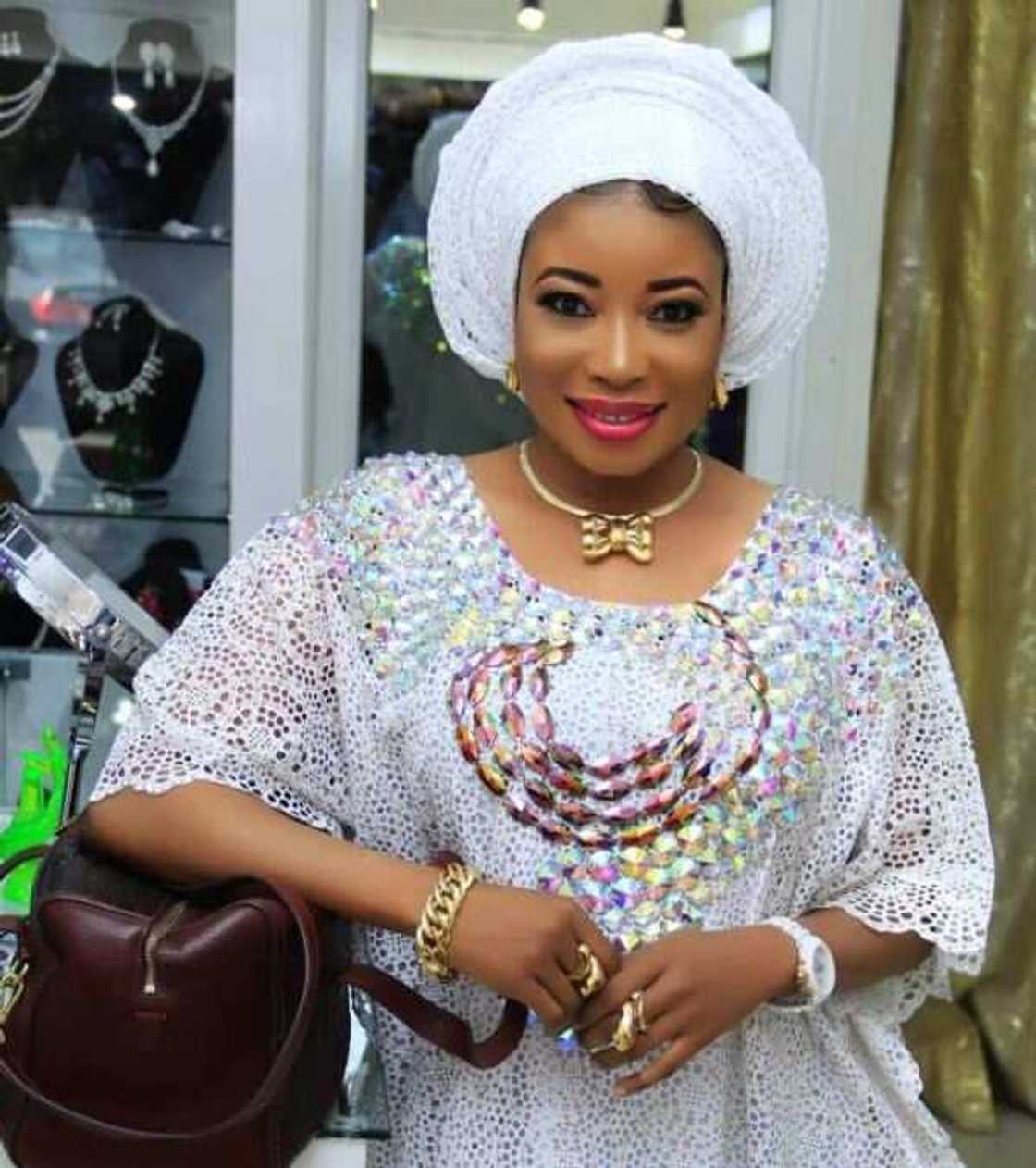 Tuna baya: Jerin sunaye da hotunan jaruman Nollywood mata da suka bar addinin Kiristanci suka dawo Musulunci Tuna baya: Jerin sunaye da hotunan jaruman Nollywood mata da suka bar addinin Kiristanci suka dawo Musulunci