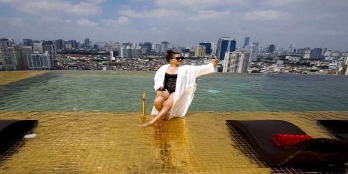 Hotunan cikin otal na farko a duniya da aka kawata da zinari Hotunan cikin otal na farko a duniya da aka kawata da zinari