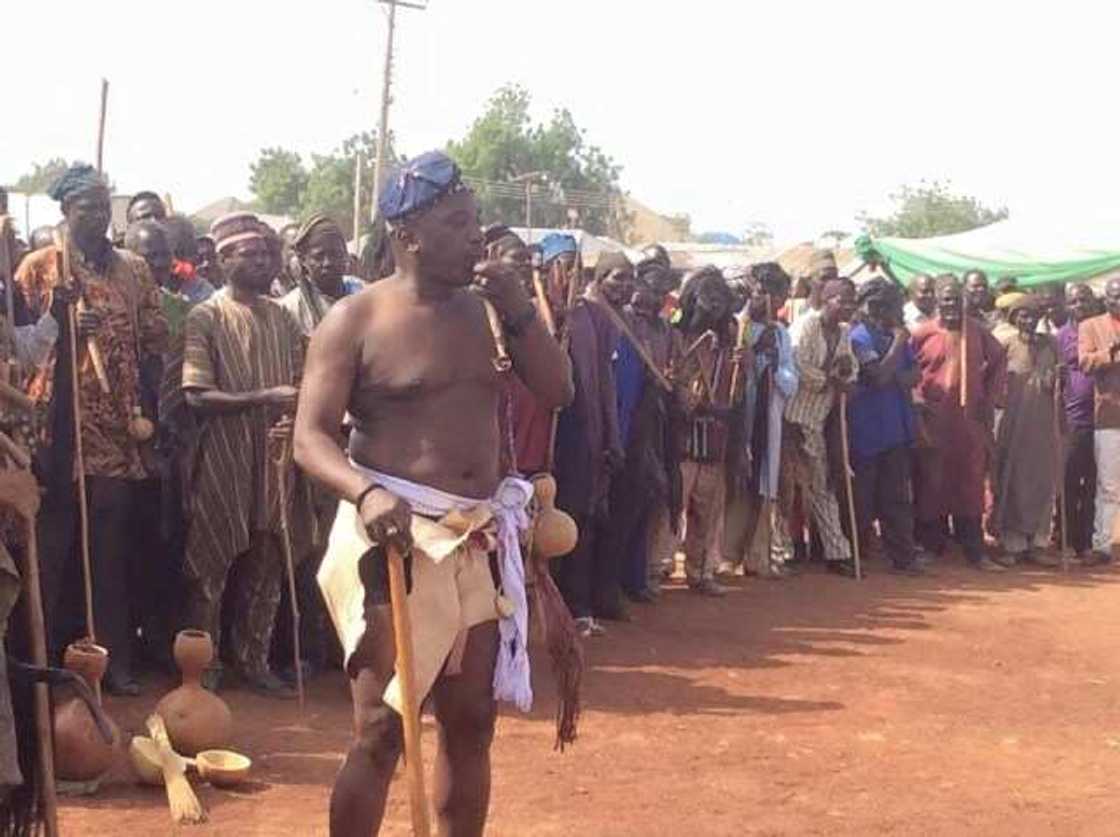 Ministan Buhari ya halarci bikin gargajiya daga shi sai dan kamfai, hotuna Ministan Buhari ya halarci bikin gargajiya daga shi sai dan kamfai, hotuna