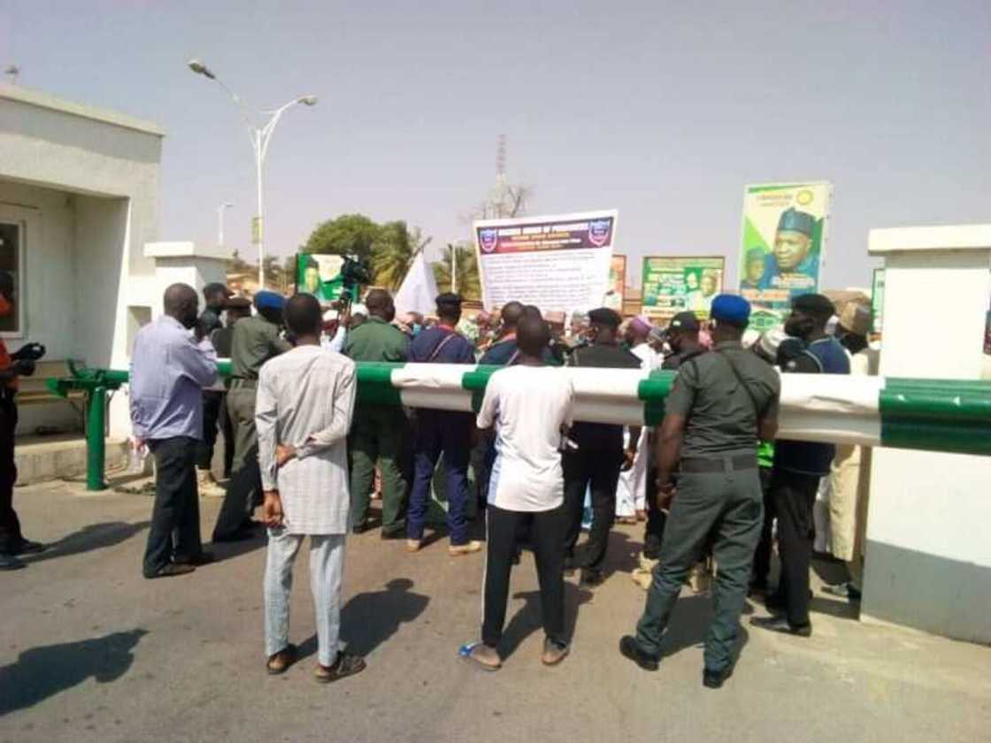 'Yan fansho a Gombe sun yi zanga-zanga a gidan gwamnati 'Yan fansho a Gombe sun yi zanga-zanga a gidan gwamnati