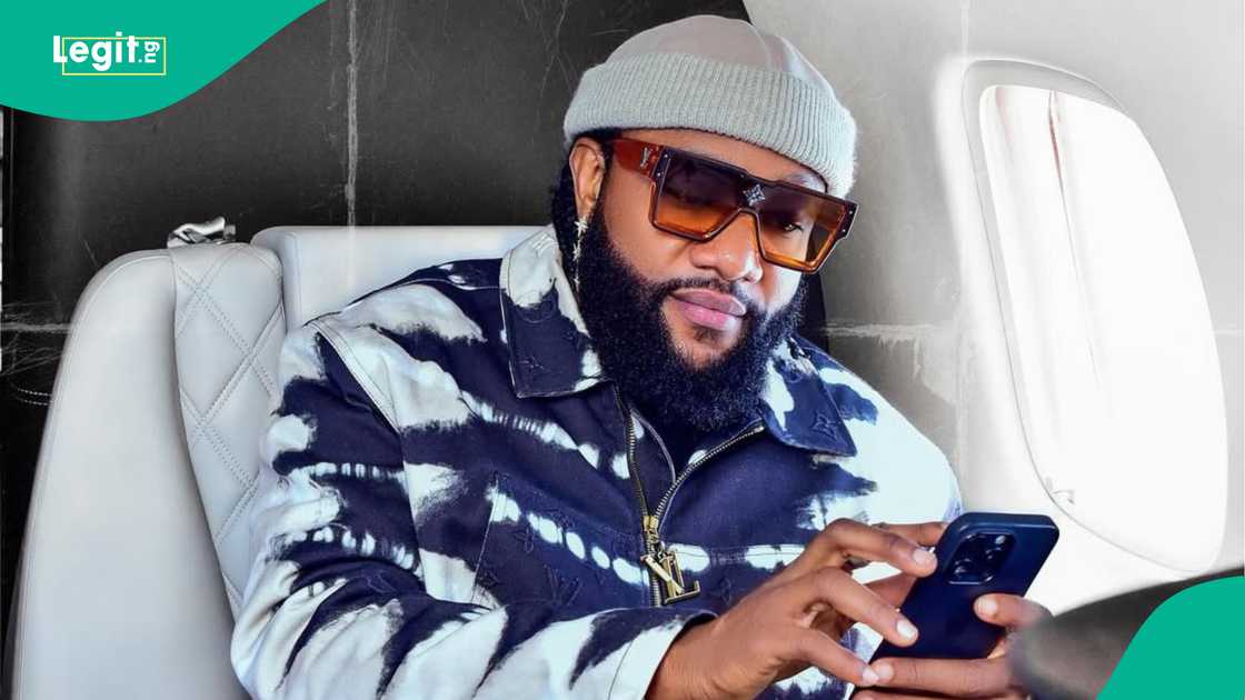 Kcee in a plane Kcee in a plane