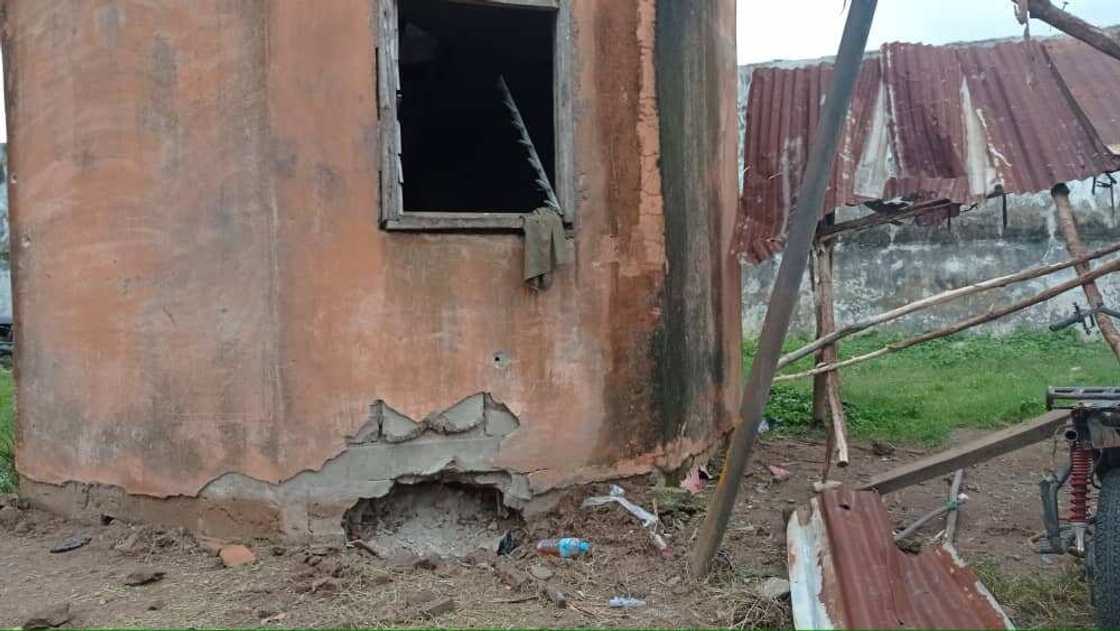 Hotunan yadda yan bindiga suka fasa gidan yari suka saki Fursunoni 1000 Hotunan yadda yan bindiga suka fasa gidan yari suka saki Fursunoni 1000