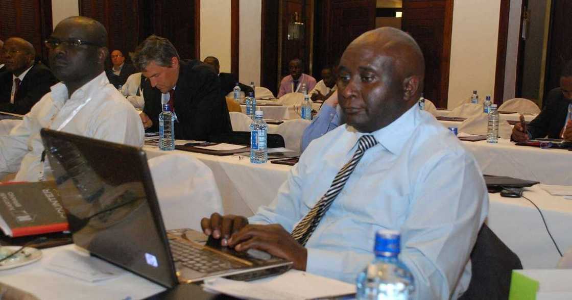 Kenyan man hilariously corrects English mistakes in British Royal family's statement on Meghan Kenyan man hilariously corrects English mistakes in British Royal family's statement on Meghan