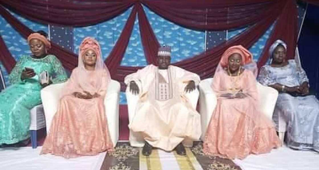 Hotunan auren matashin da yayi wuff da tsulan-tsulan 'yammata 2 a rana daya Hotunan auren matashin da yayi wuff da tsulan-tsulan 'yammata 2 a rana daya