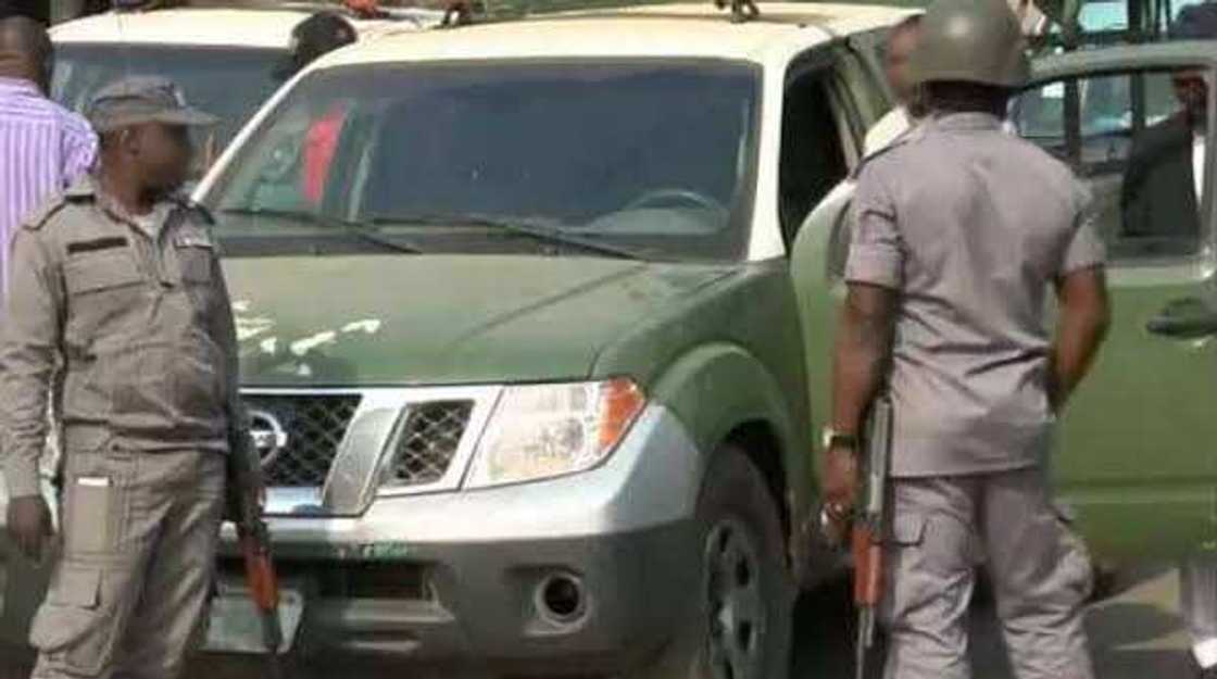 Jami'an kwastam sun cafke wata mota da aka shigo da ita dauke da makamai Jami'an kwastam sun cafke wata mota da aka shigo da ita dauke da makamai