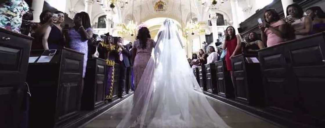 Groom weeps as his bride arrives wedding venue like a queen in cute video Groom weeps as his bride arrives wedding venue like a queen in cute video