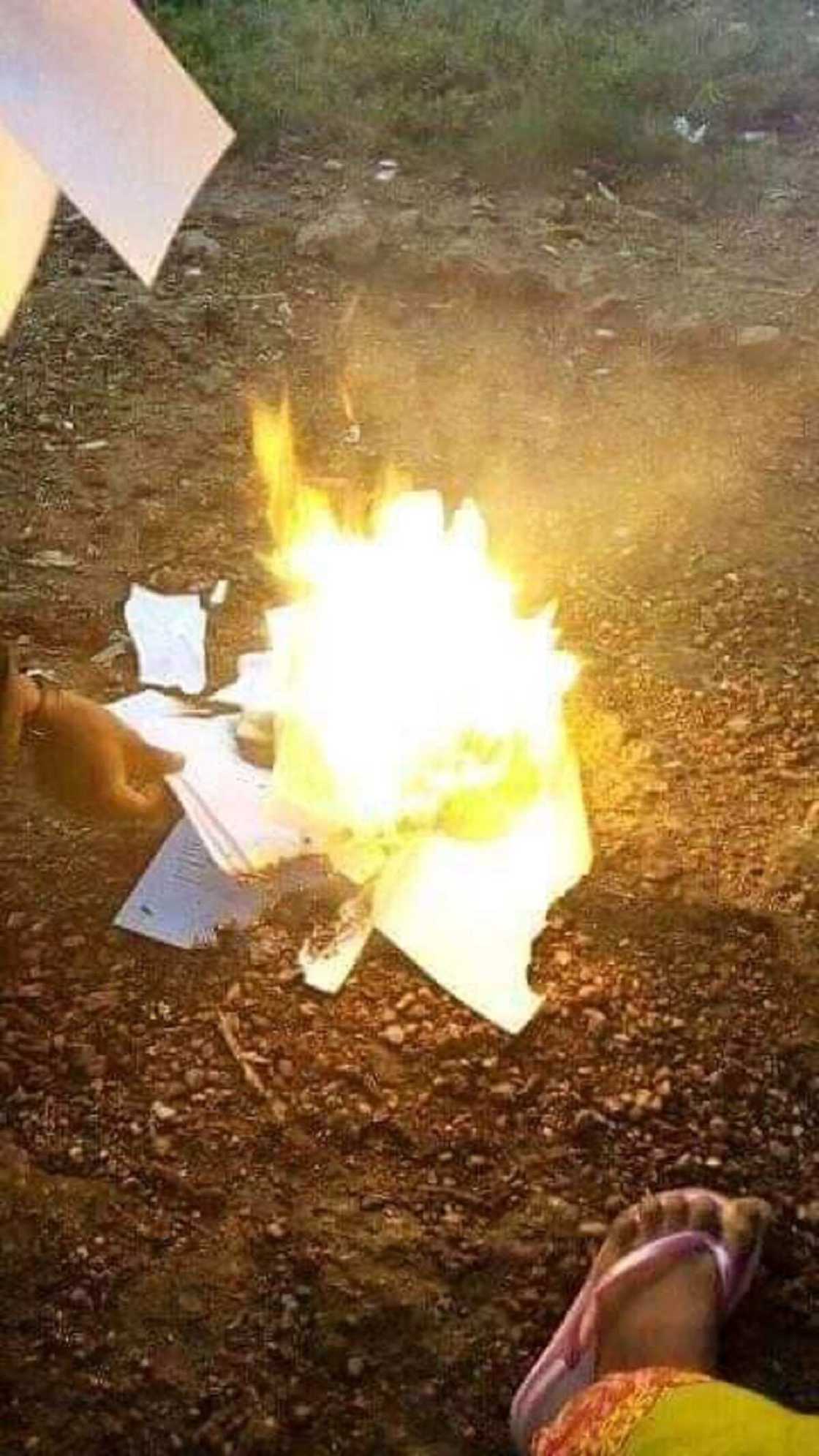 Hotunan fusataccen matashi mai digiri ya yaga takardun makarantarsa, ya banka musu wuta Hotunan fusataccen matashi mai digiri ya yaga takardun makarantarsa, ya banka musu wuta