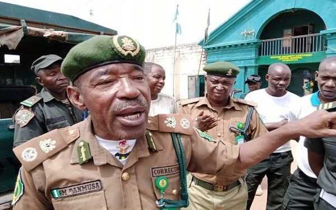 Yunkurin tserewar fursononi: Shugaban kurkukun Kaduna ya 'fede biri har bindi' Yunkurin tserewar fursononi: Shugaban kurkukun Kaduna ya 'fede biri har bindi'