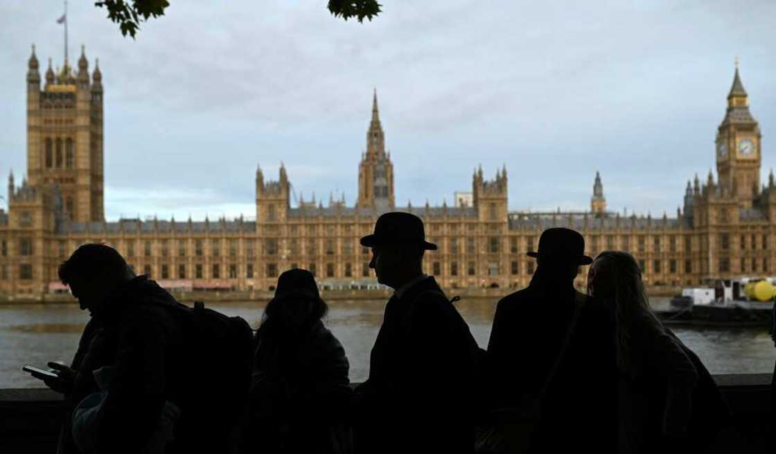 The public has been told that time is running out to join the queue to see the queen's coffin lying in state The public has been told that time is running out to join the queue to see the queen's coffin lying in state