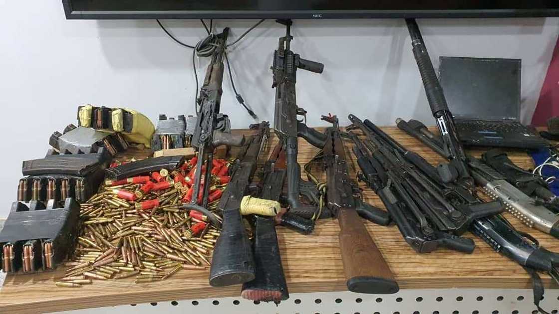 Hotunan Bindigu, Guraye da Layu da sauran kayan tsibbu da DSS ta samu a gidan Sunday Igboho Hotunan Bindigu, Guraye da Layu da sauran kayan tsibbu da DSS ta samu a gidan Sunday Igboho