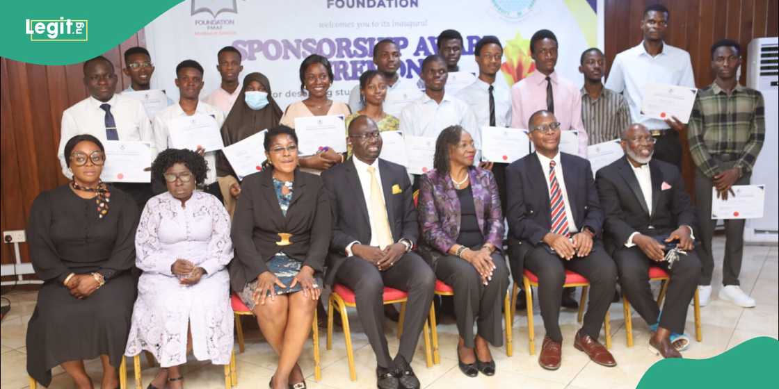 UNILAG students and Prof Mike Foundation UNILAG students and Prof Mike Foundation