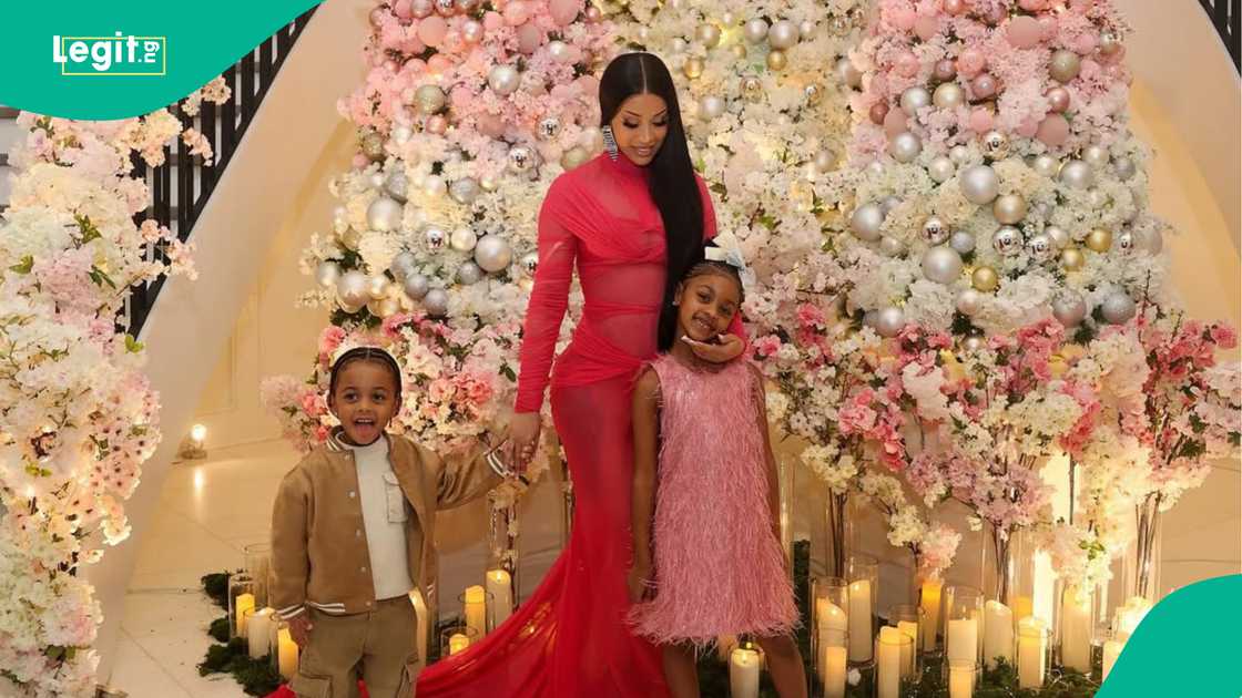 Nicki Minaj drags cardi B daughter online.