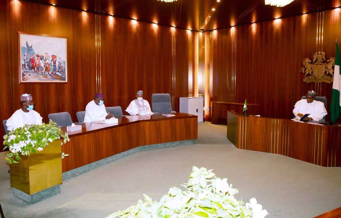 Gwamnoni masu adawa da Oshiomole sun kaiwa Buhari ziyarar godiya (Hotuna) Gwamnoni masu adawa da Oshiomole sun kaiwa Buhari ziyarar godiya (Hotuna)