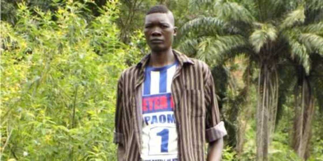 Ezra Suwanta Zako: Mutum mafi tsawo a jihar Kaduna (Hotuna) Ezra Suwanta Zako: Mutum mafi tsawo a jihar Kaduna (Hotuna)