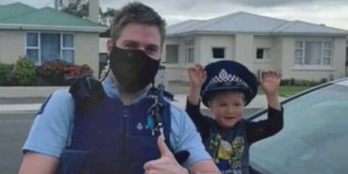 Little boy received visited by police Little boy received visited by police