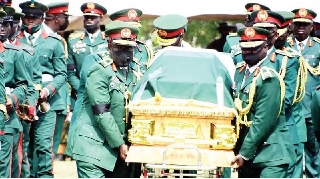 Buhari da mataimakinsa basu halarci jana'izar Attahiru da sauran sojoji ba Buhari da mataimakinsa basu halarci jana'izar Attahiru da sauran sojoji ba