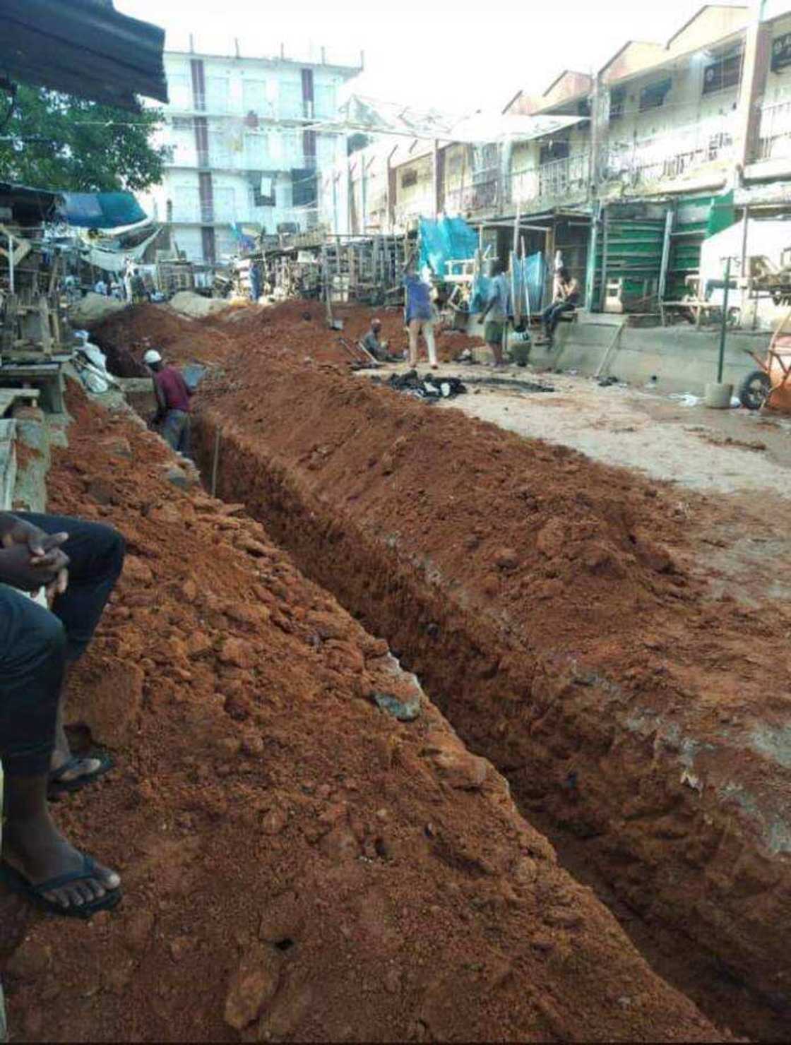 Kotu ta dakatar da gwamnatin Kano daga gina shaguna a kan titunan Kantin Kwari Kotu ta dakatar da gwamnatin Kano daga gina shaguna a kan titunan Kantin Kwari