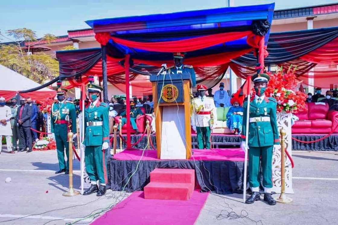 An yi bikin karrama Buratai bisa namijin kokarin da ya yiwa Najeriya (Hotuna) An yi bikin karrama Buratai bisa namijin kokarin da ya yiwa Najeriya (Hotuna)