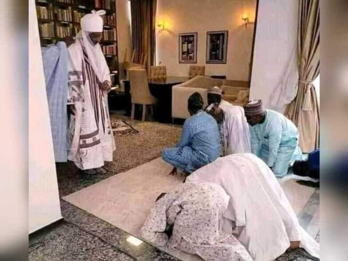 Hoton mutum 2 suna yi wa Sanusi II sujada ya janyo cece-kuce, tsohon basaraken ya magantu Hoton mutum 2 suna yi wa Sanusi II sujada ya janyo cece-kuce, tsohon basaraken ya magantu