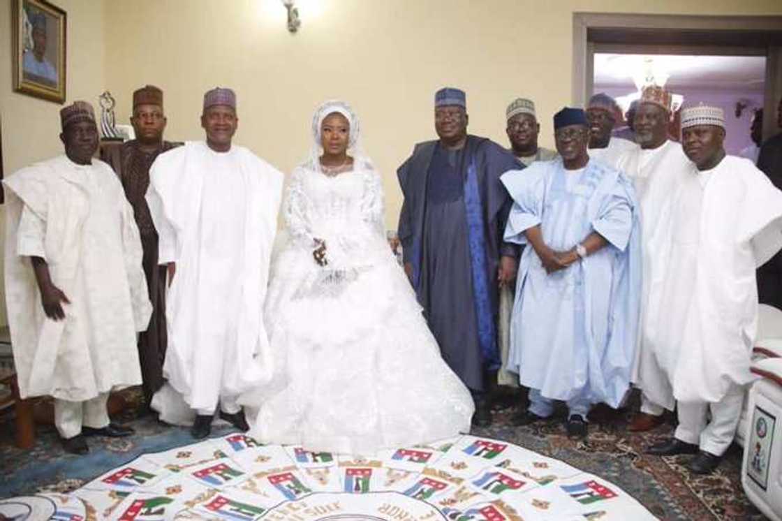 Dangote, Ahmad Lawan da wasu manyan Najeriya sun hallarci daurin auren diyar Gwamna Sule (Hotuna) Dangote, Ahmad Lawan da wasu manyan Najeriya sun hallarci daurin auren diyar Gwamna Sule (Hotuna)