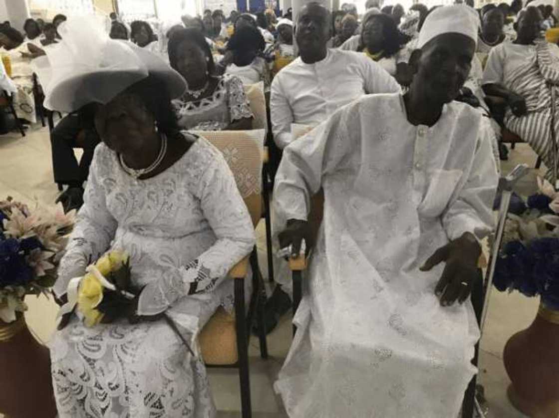 Hotuna: Wasu tsofaffi sun bar tarihi yayin da suka shafe shekara 50 suna soyayya sannan suka angwance suna da shekaru sama da 90 Hotuna: Wasu tsofaffi sun bar tarihi yayin da suka shafe shekara 50 suna soyayya sannan suka angwance suna da shekaru sama da 90