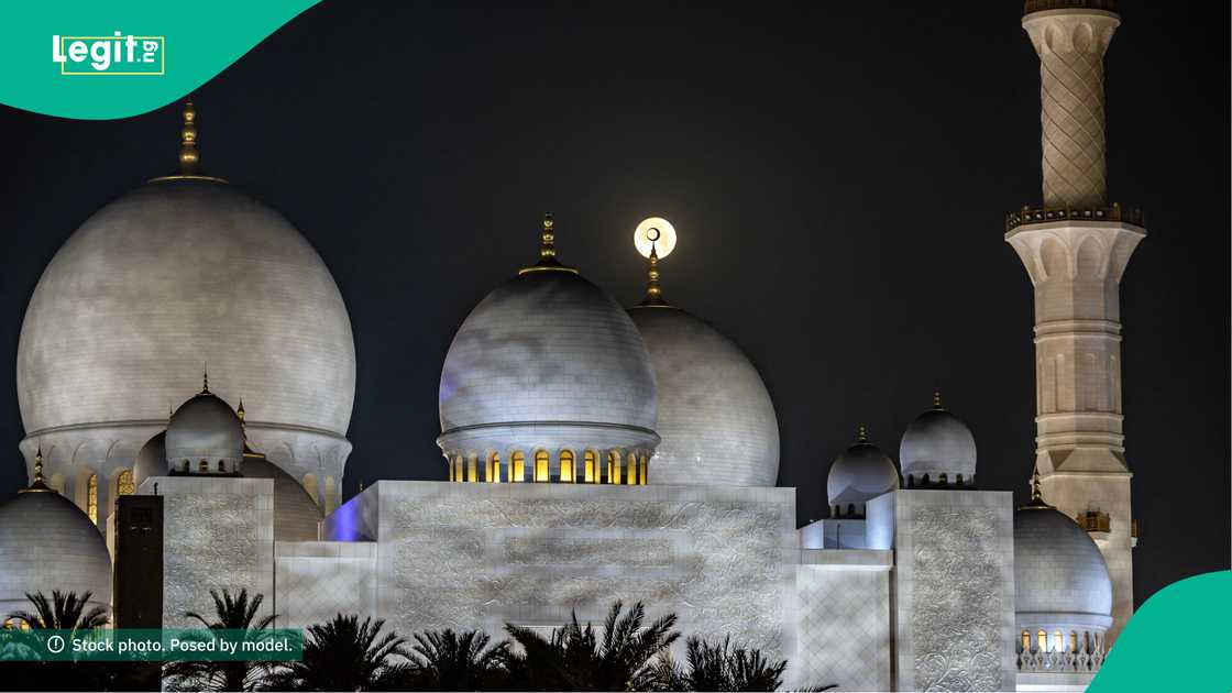 Hadaddiyar Daular Larabawa ta ayyana Juma'a a matsayin ranar idin karamar Sallah. Hadaddiyar Daular Larabawa ta ayyana Juma'a a matsayin ranar idin karamar Sallah.