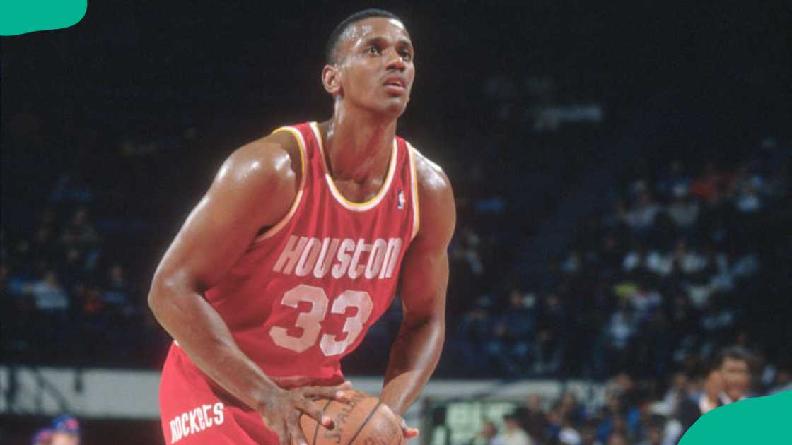 Otis Thorpe shoots a free throw against the Washington Bullets during an NBA basketball game circa 1994