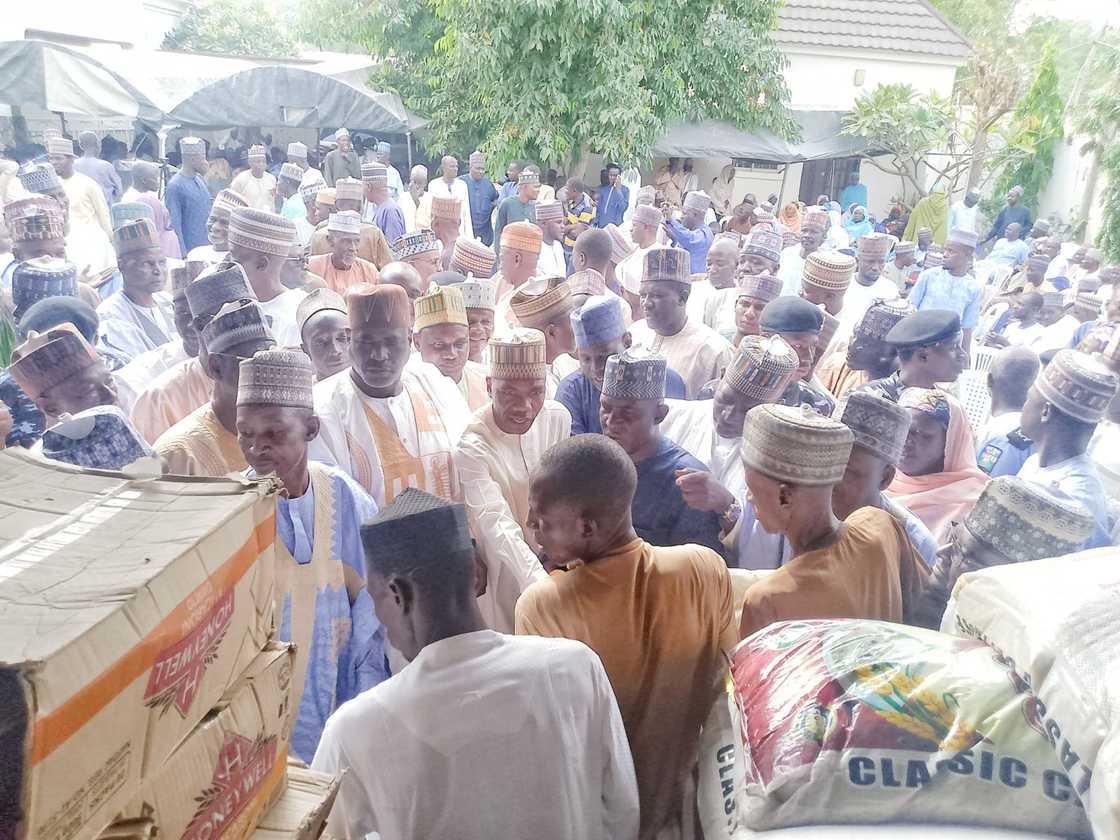 Dan majalisar Borno ya tara mutane 5,000 ya raba masu kudi da kayan abinci Dan majalisar Borno ya tara mutane 5,000 ya raba masu kudi da kayan abinci