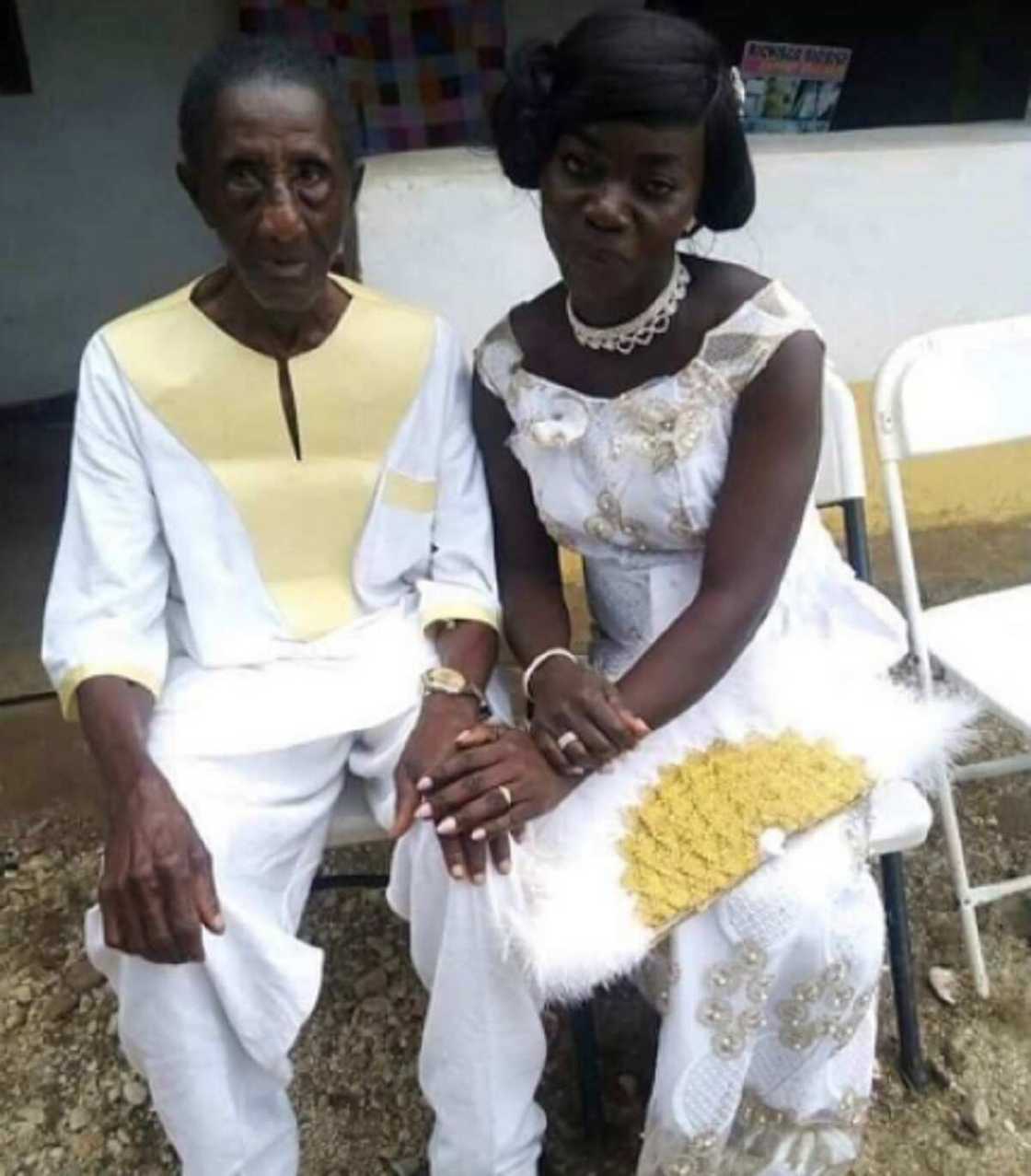 Hotuna: Dattijo mai shekaru 106 ya auri sahibarsa mai shekaru 35 Hotuna: Dattijo mai shekaru 106 ya auri sahibarsa mai shekaru 35