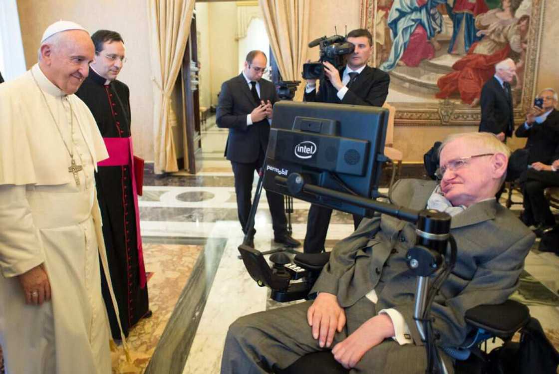 Stephen Hawking, l'astrophysicien qui a défié la maladie de Charcot Stephen Hawking, l'astrophysicien qui a défié la maladie de Charcot