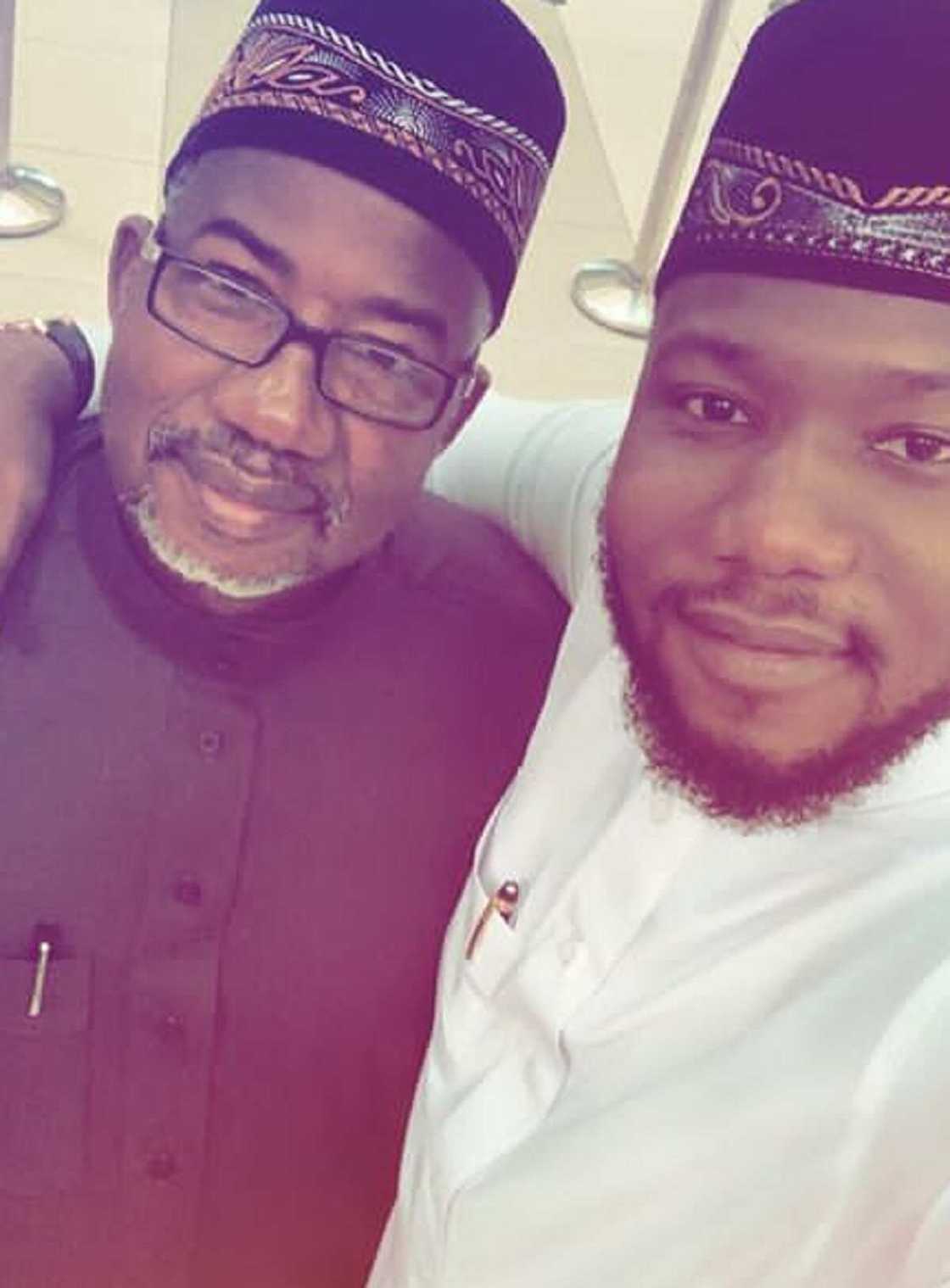 Dan gwamnan Bauchi ya wallafa hoton mahaifinsa ya durkusa wa mara lafiya a asibiti