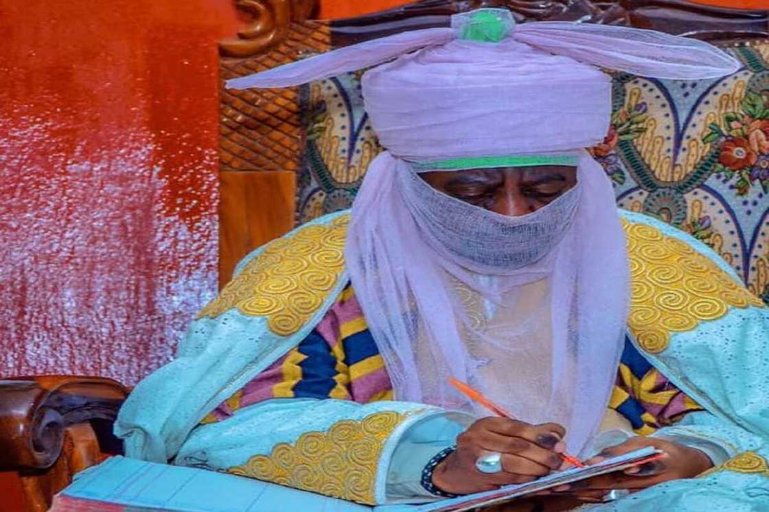 Sarki Aminu Ado-Bayero ya sake kai wa wani babban basarake ziyara (Hotuna) Sarki Aminu Ado-Bayero ya sake kai wa wani babban basarake ziyara (Hotuna)