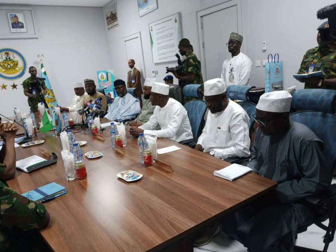 Gwamna Bago ya ziyarci shugaban sojojin sama Gwamna Bago ya ziyarci shugaban sojojin sama